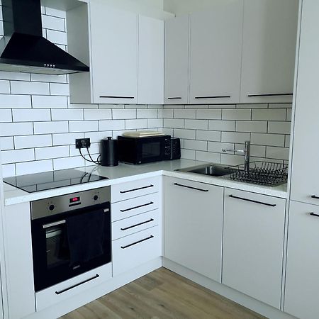 Stunning Modern Apartment Sleeps 4 - 6 Min Walk From Golden Beaches-Free Parking Борнмут Екстер'єр фото