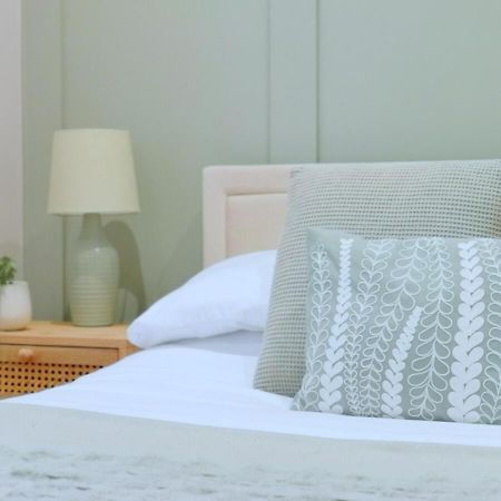 Stunning Modern Apartment Sleeps 4 - 6 Min Walk From Golden Beaches-Free Parking Борнмут Екстер'єр фото