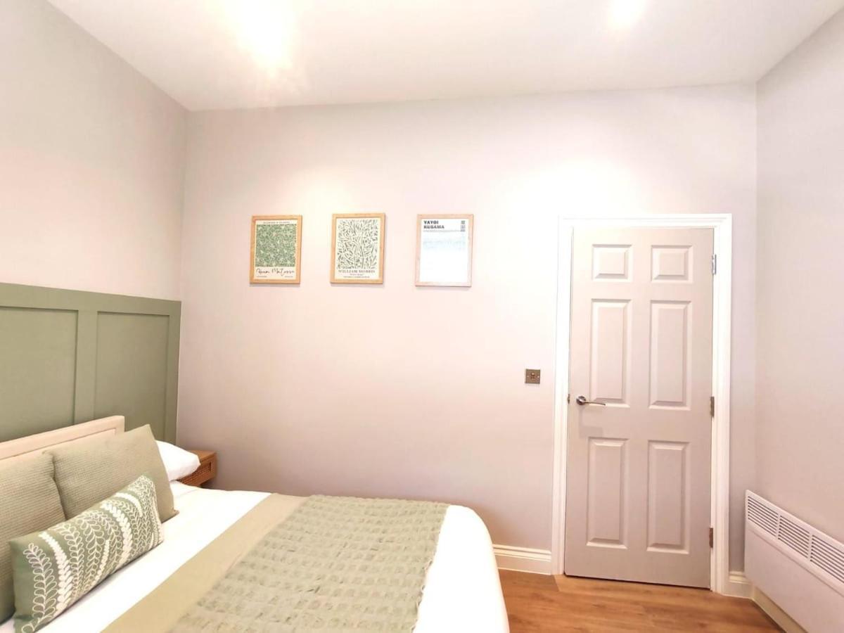 Stunning Modern Apartment Sleeps 4 - 6 Min Walk From Golden Beaches-Free Parking Борнмут Екстер'єр фото