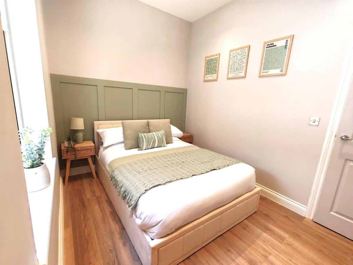 Stunning Modern Apartment Sleeps 4 - 6 Min Walk From Golden Beaches-Free Parking Борнмут Екстер'єр фото