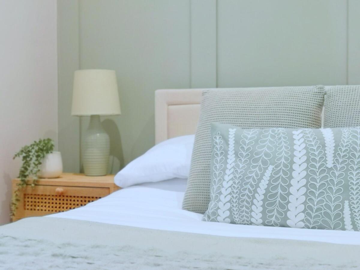 Stunning Modern Apartment Sleeps 4 - 6 Min Walk From Golden Beaches-Free Parking Борнмут Екстер'єр фото