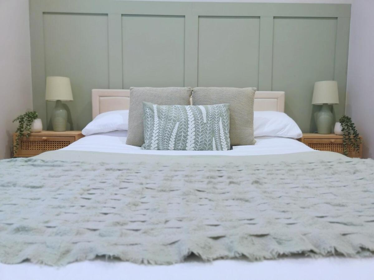 Stunning Modern Apartment Sleeps 4 - 6 Min Walk From Golden Beaches-Free Parking Борнмут Екстер'єр фото